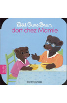 Petit ours brun dort chez mamie