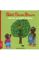 Petit ours brun sauve un petit oiseau