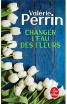 Changer l'eau des fleurs