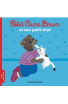 Petit ours brun s'amuse avec son chat