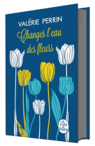 Changer l'eau des fleurs